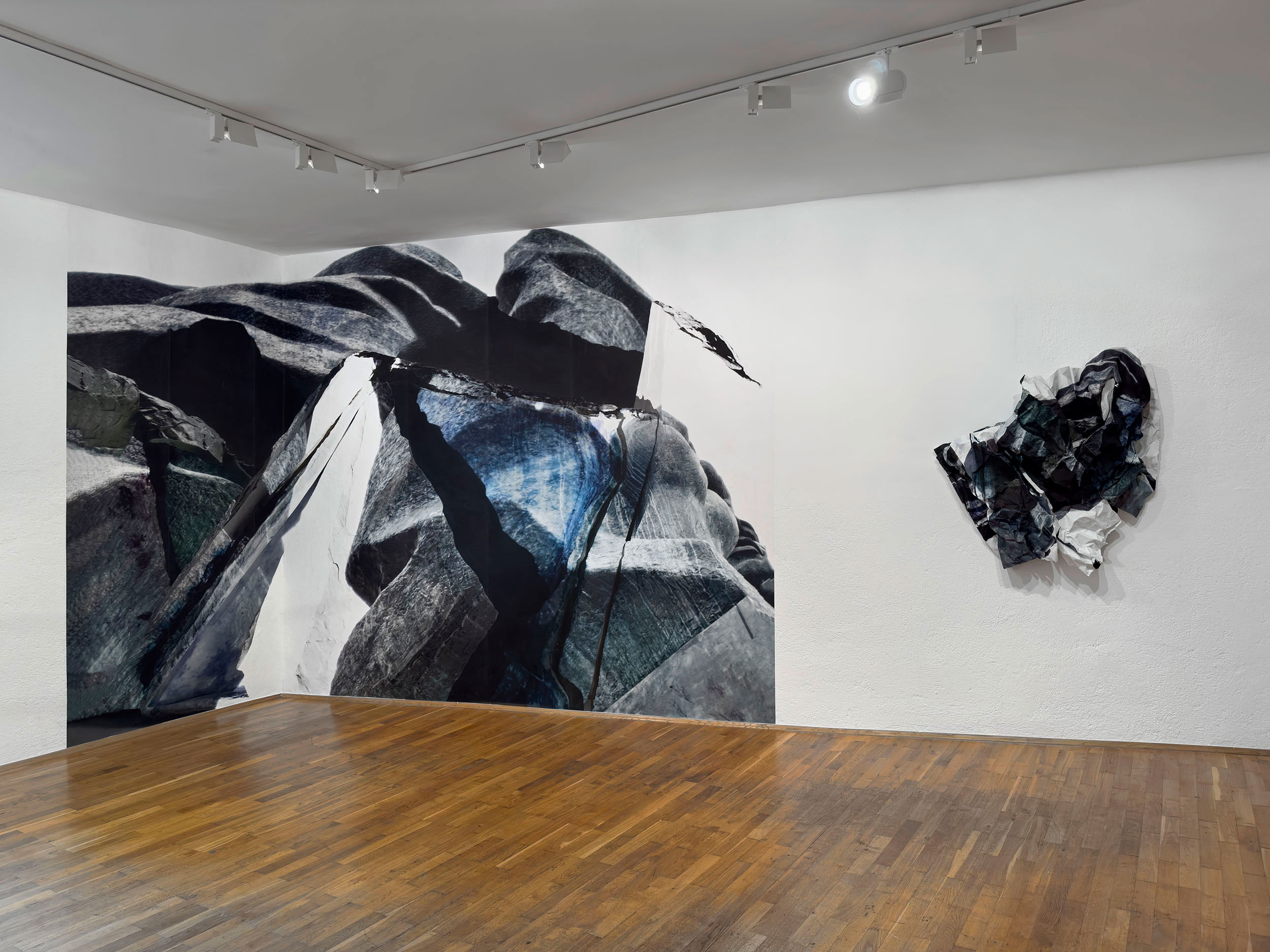 RaumZeitFalten. Installationen und Collagen von Astrid Busch und Christiane Fleissner