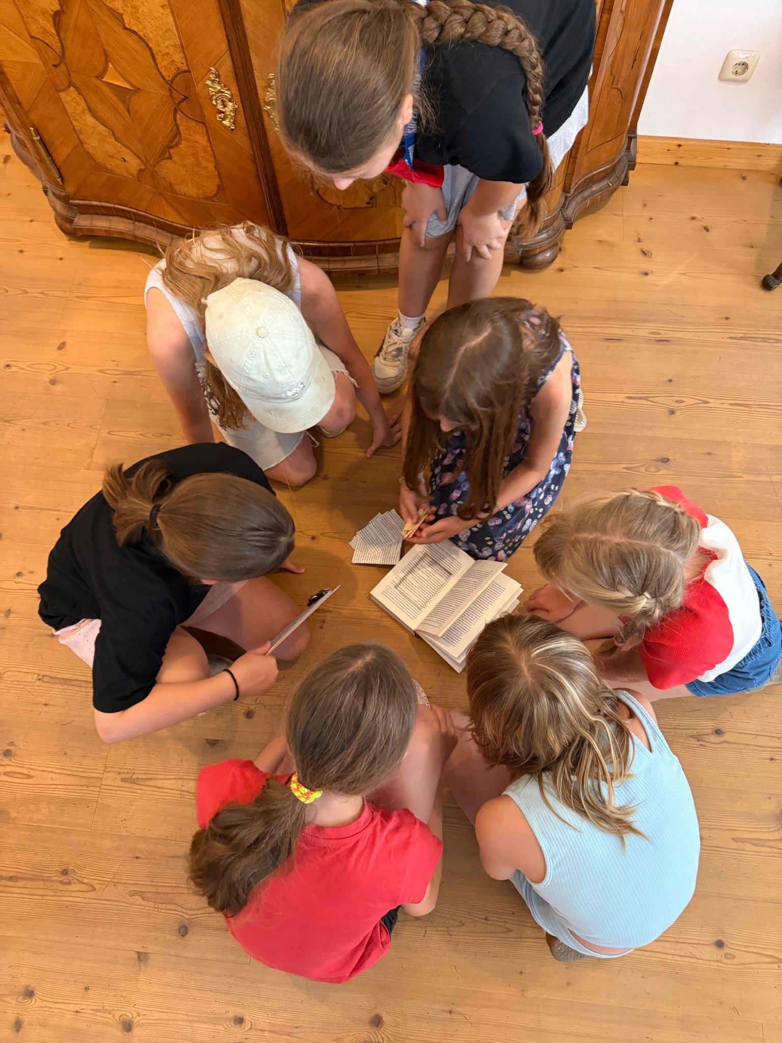 Kinder lösen gemeinsam ein Rätsel beim Kindergeburtstag im Museum